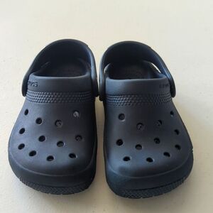 Kids Navy Crocs Sz C9.
